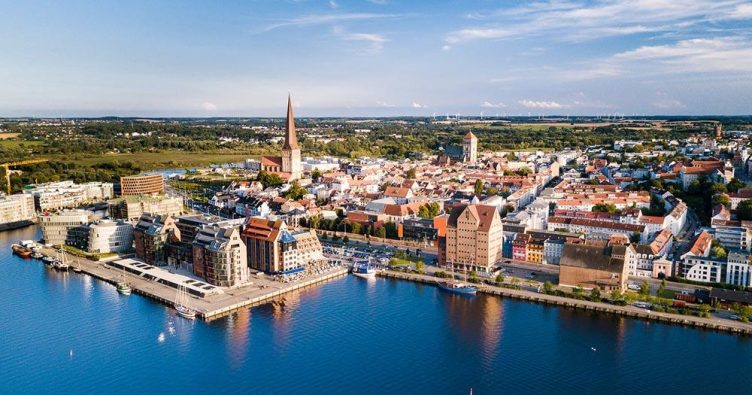 Rostock - Luftaufnahem vom Hafe bei Reise und Urlaubsziele