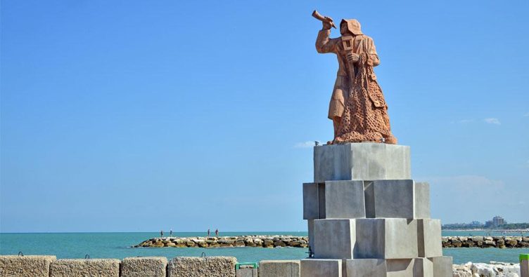 San Benedetto del Tronto - Statue am Strand bei Reise und Urlaubsziele