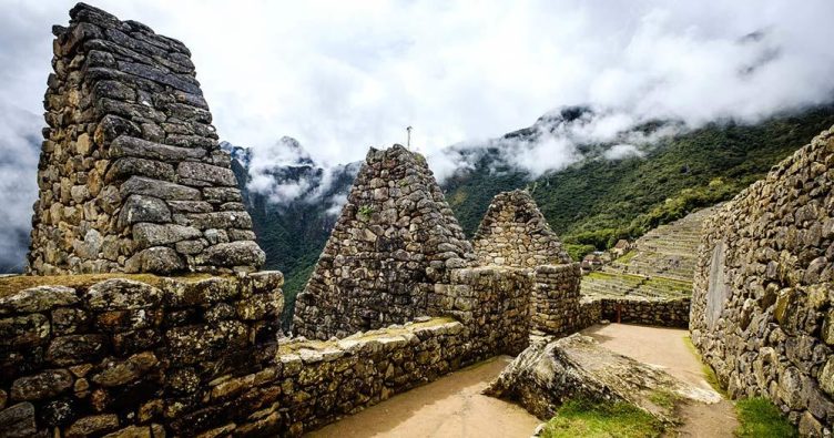 Machu Picchu - Terrassen im Sonnenaufgang bei Reise und Urlaubsziele