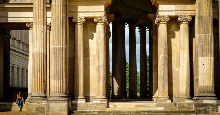 Schloss Sanssouci / Die Schlossanlage Sanssouci in Potsdam bei Reise und Urlaubsziele