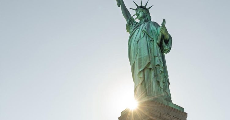Freiheitsstatue / die Freiheitsstatue mit Blick auf die Stadt bei Reise und Urlaubsziele