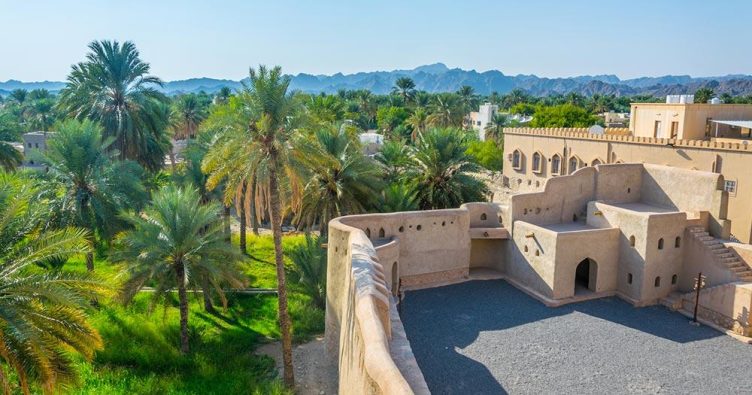 Festung von Nizwa - Üppige Oase rund um die Festung Nizwa in Oman bei Reise und Urlaubsziele