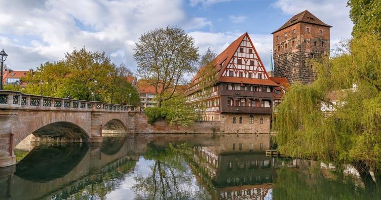Nürnberg - Der Weinstadel spiegelt sich im Wasser bei Reise und Urlaubsziele