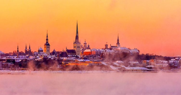 Tallinn - Blick auf Tallinn von der baltischen See bei Reise und Urlaubsziele
