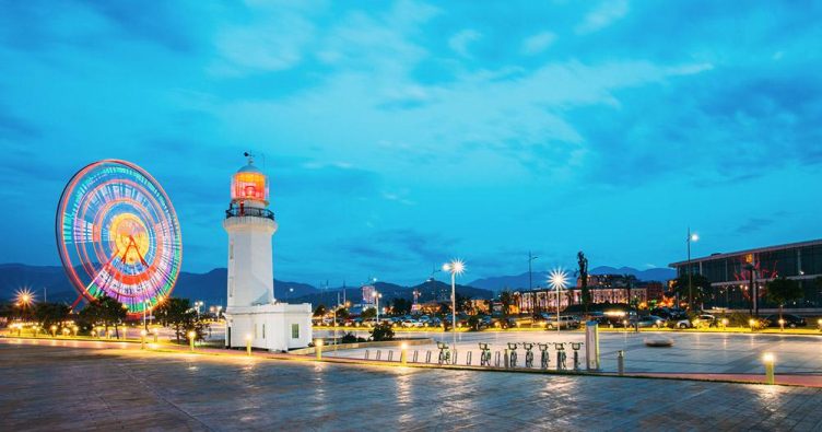 Batumi - Der Vergnügungspark im Abendlicht bei Reise und Urlaubsziele