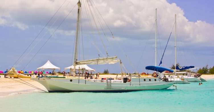 Turks- und Caicosinseln - Strand mit Steg Grand Turk Island bei Reise und Urlaubsziele