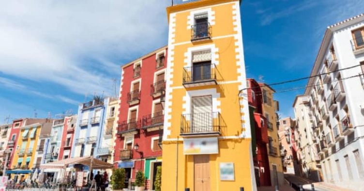 Villajoyosa - bunte Häuser an der Costa Blanca bei Reise und Urlaubsziele