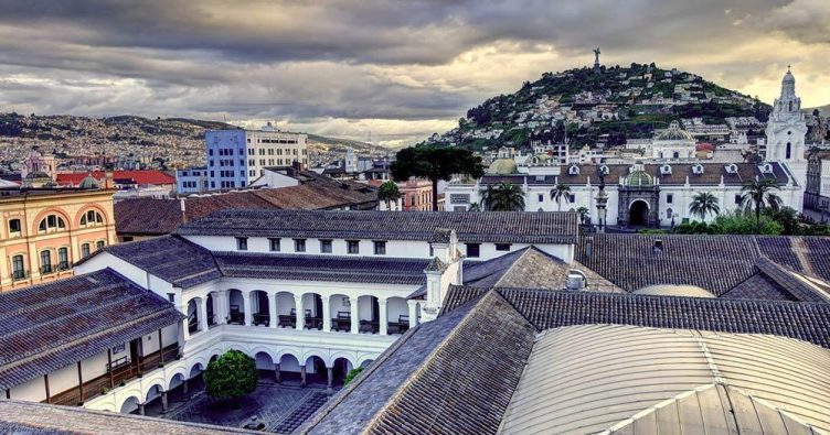 Quito - Blick auf den Cotopaxi Vulkan bei Reise und Urlaubsziele