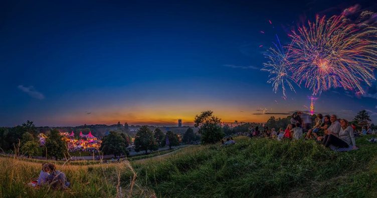 Tollwood - Festzelte bei Reise und Urlaubsziele