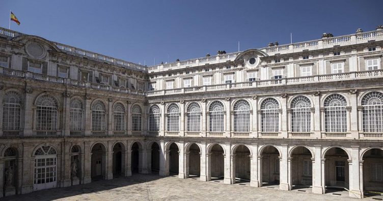 Palacio Real - Vorderansicht bei Reise und Urlaubsziele
