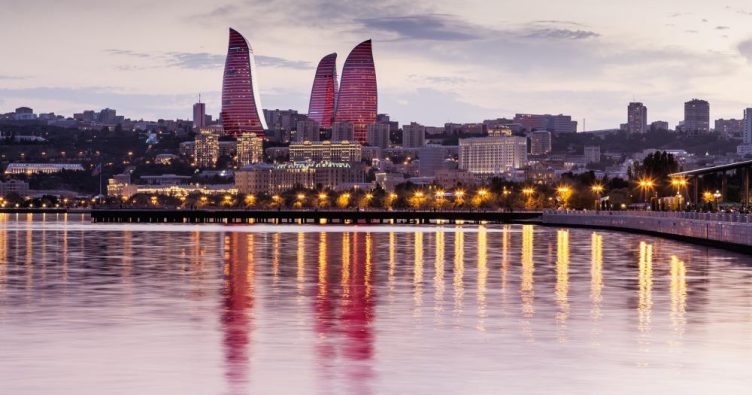 Baku - Blick auf die Skyline bei Reise und Urlaubsziele