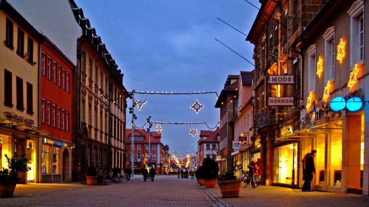 Erlangen - Straße in der Innenstadt zur Weihnachtszeit