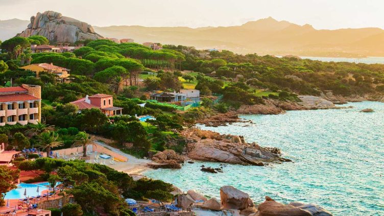 Olbia - Baja Sardinia Strand Costa Smeralda bei Reise und Urlaubsziele