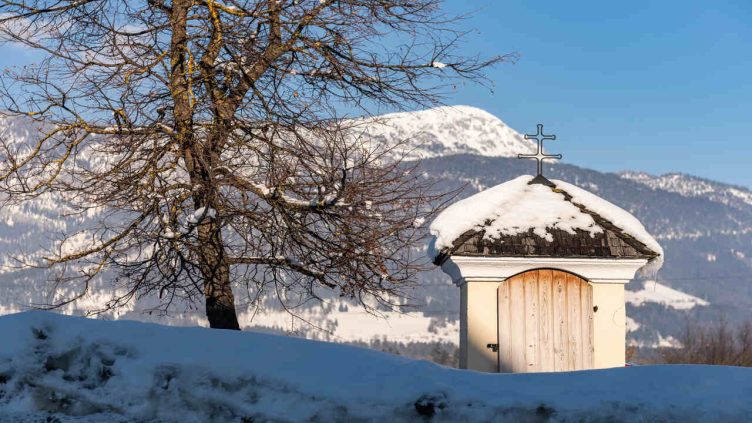 Schladming - Kleine verschneite Alpenkapelle bei Reise und Urlaubsziele