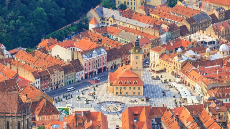 Siebenbürgen - Luftaufnahme der Altstadt von Brasov bei Reise und Urlaubsziele